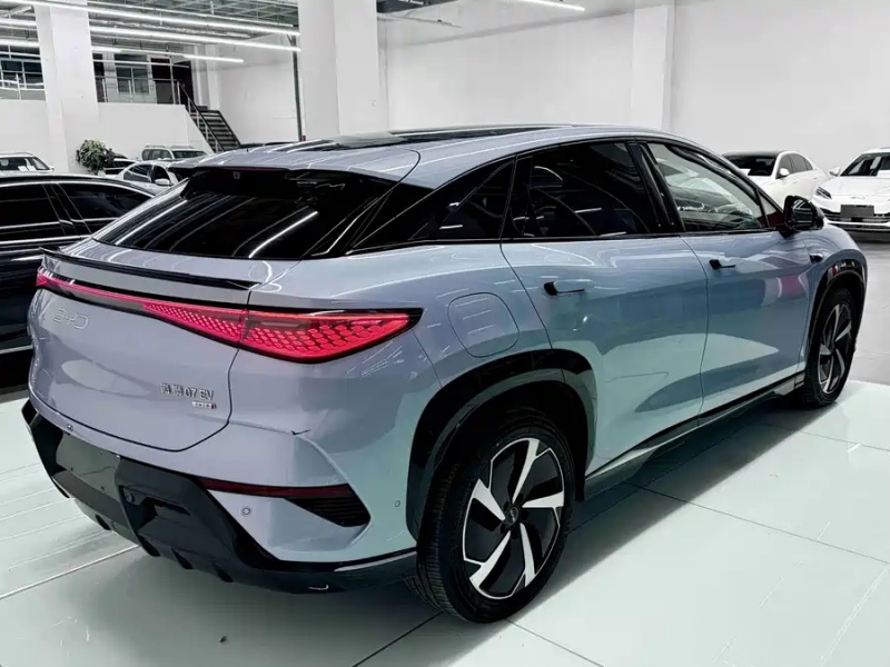BYD Sealion 7 — интерьер с вращающимся экраном и современной мультимедиа-системой