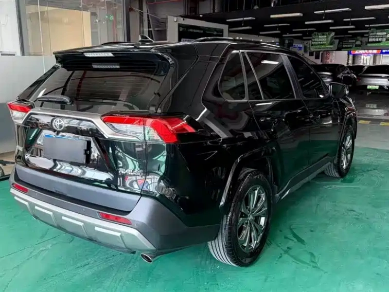 Toyota RAV4 2024 — обновлённая версия с улучшенным оснащением